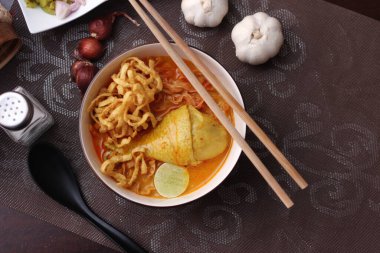 Tayland yemeği, Kuzey usulü körili erişte çorbası ya da Tayland usulü bir kasede servis edilen 