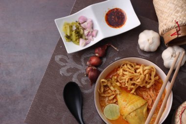 Tayland yemeği, Kuzey usulü körili erişte çorbası ya da Tayland usulü bir kasede servis edilen 