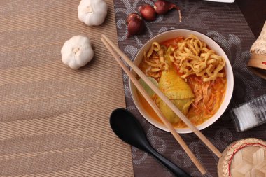 Tayland yemeği, Kuzey usulü körili erişte çorbası ya da Tayland usulü bir kasede servis edilen 