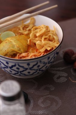 Tayland yemeği, Kuzey usulü körili erişte çorbası ya da Tayland usulü bir kasede servis edilen 