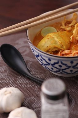 Tayland yemeği, Kuzey usulü körili erişte çorbası ya da Tayland usulü bir kasede servis edilen 