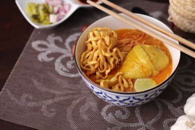 Tayland yemeği, Kuzey usulü körili erişte çorbası ya da Tayland usulü bir kasede servis edilen 