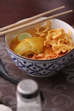 Tayland yemeği, Kuzey usulü körili erişte çorbası ya da Tayland usulü bir kasede servis edilen 