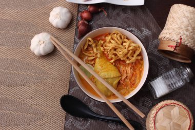 Tayland yemeği, Kuzey usulü körili erişte çorbası ya da Tayland usulü bir kasede servis edilen 