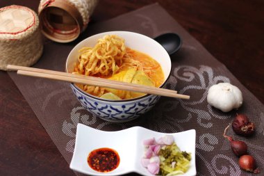 Tayland yemeği, Kuzey usulü körili erişte çorbası ya da Tayland usulü bir kasede servis edilen 