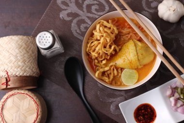 Tayland yemeği, Kuzey usulü körili erişte çorbası ya da Tayland usulü bir kasede servis edilen 