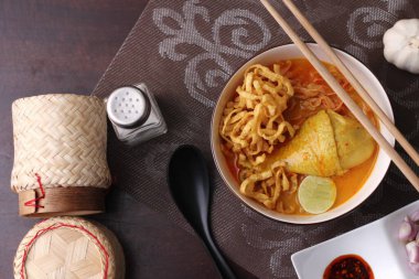 Tayland yemeği, Kuzey usulü körili erişte çorbası ya da Tayland usulü bir kasede servis edilen 