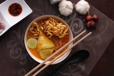 Tayland yemeği, Kuzey usulü körili erişte çorbası ya da Tayland usulü bir kasede servis edilen 