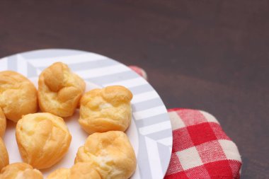 Ekkin, tahta bir masada beyaz bir tabağa konur..