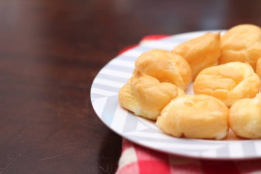 Ekkin, tahta bir masada beyaz bir tabağa konur..