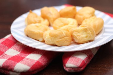 Ekkin, tahta bir masada beyaz bir tabağa konur..