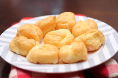 Ekkin, tahta bir masada beyaz bir tabağa konur..