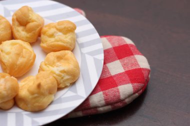 Ekkin, tahta bir masada beyaz bir tabağa konur..