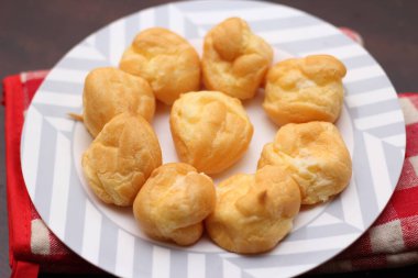 Ekkin, tahta bir masada beyaz bir tabağa konur..