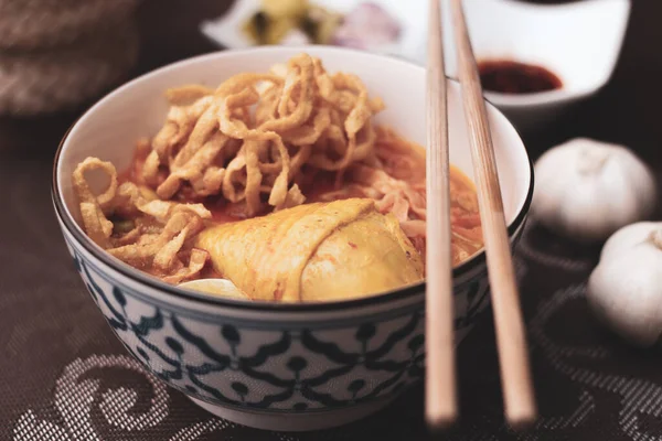 Tayland yemeği, Kuzey usulü körili erişte çorbası ya da Tayland usulü bir kasede servis edilen 