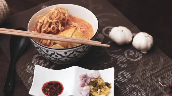 Tayland yemeği, Kuzey usulü körili erişte çorbası ya da Tayland usulü bir kasede servis edilen 