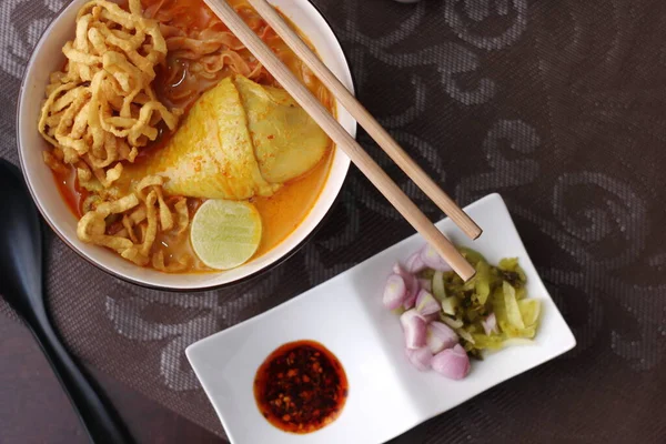 스타일 Curried Noodle Soup Khao Soi 부르는 스타일의 그릇에서 제공되었다 — 스톡 사진