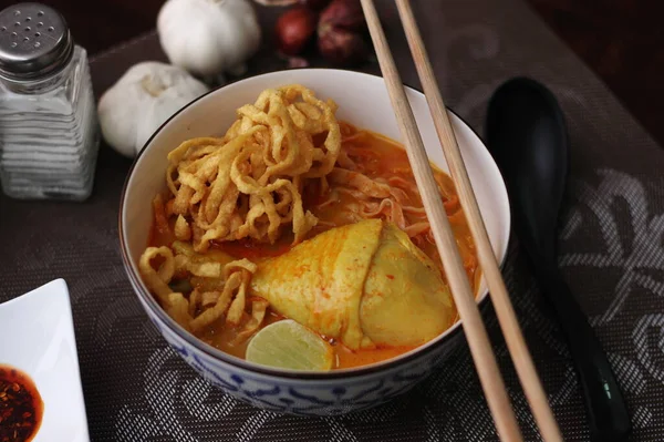 스타일 Curried Noodle Soup Khao Soi 부르는 스타일의 그릇에서 제공되었다 — 스톡 사진