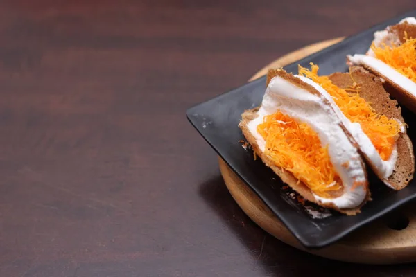 Comida Tailandesa Panqueques Crujientes Tailandeses Servidos Plato Negro Sobre Una — Foto de Stock