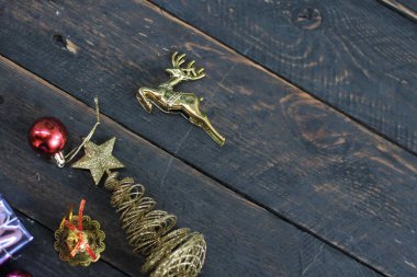 Noel süsleri siyah ahşap bir masaya yerleştirilmiş..
