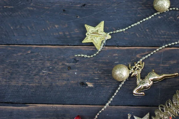 Kerstversieringen Geplaatst Een Zwarte Houten Tafel — Stockfoto