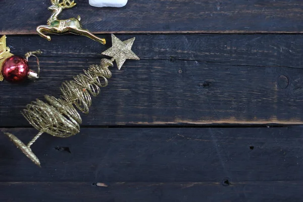 Kerstversieringen Geplaatst Een Zwarte Houten Tafel — Stockfoto