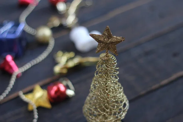 Vánoční Ozdoby Umístěné Černém Dřevěném Stole — Stock fotografie