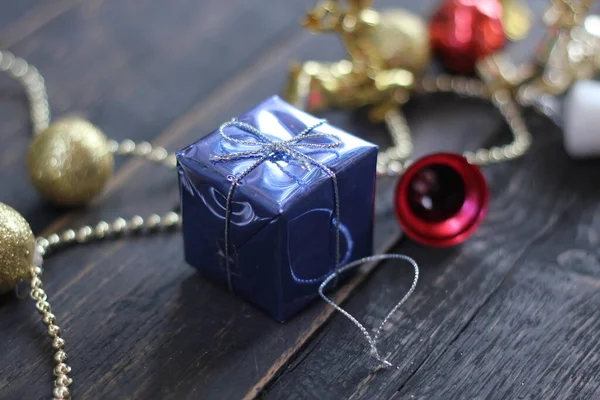 Decorações Natal Colocadas Uma Mesa Madeira Preta — Fotografia de Stock