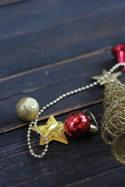 Decoraciones Navidad Colocadas Una Mesa Madera Negra — Foto de Stock