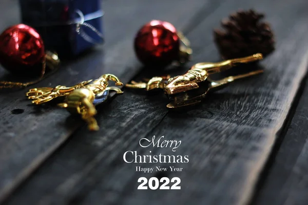 黒い木製のテーブルの上に置かれたクリスマスの装飾 — ストック写真