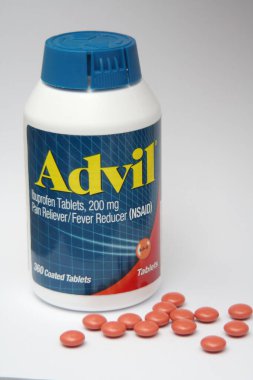 Bangkok, Tayland: 06 Aralık 2021 - ağrı kesici ibuprofen tabletleri 200 mg advil, Amerika 'nın en popüler ağrı kesici.