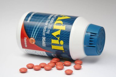 Bangkok, Tayland: 06 Aralık 2021 - ağrı kesici ibuprofen tabletleri 200 mg advil, Amerika 'nın en popüler ağrı kesici.