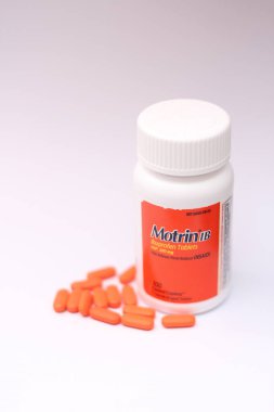 Bangkok, Tayland: 06 Aralık 2021 - Ibuprofen tabletleri 200 mg, motrin markası, Amerika 'nın en popüler ağrı kesici.