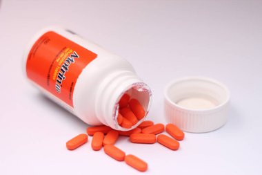 Bangkok, Tayland: 06 Aralık 2021 - Ibuprofen tabletleri 200 mg, motrin markası, Amerika 'nın en popüler ağrı kesici.