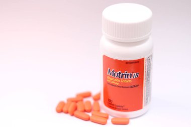Bangkok, Tayland: 06 Aralık 2021 - Ibuprofen tabletleri 200 mg, motrin markası, Amerika 'nın en popüler ağrı kesici.