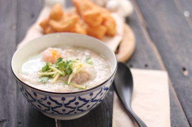 Tayland desenli bir bardakta lapa ve kızarmış hamur Tayland yemekleri ve sabahları yenilen sokak yemekleri.