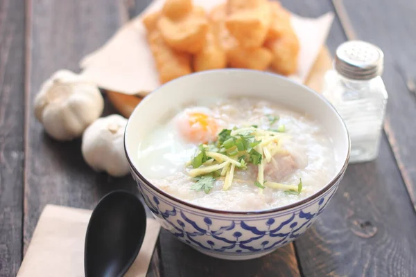 Bubur Dalam Cangkir Bermotif Thailand Dan Adonan Goreng Disajikan Dalam — Stok Foto