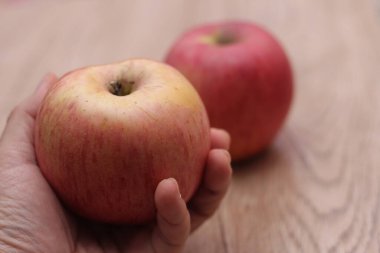 Elmalı elmalı elma ve C vitamini vücuda iyi gelir..