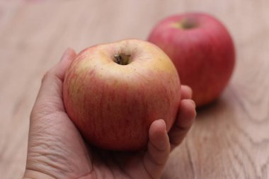 Elmalı elmalı elma ve C vitamini vücuda iyi gelir..