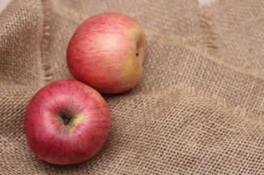 Elma, vücuda yararlı olan C vitamini içeren bir meyve. Çuval bezini giy.
