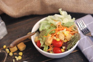 Sezar salatası ve Sezar sosu. Siyah ahşap bir masada.