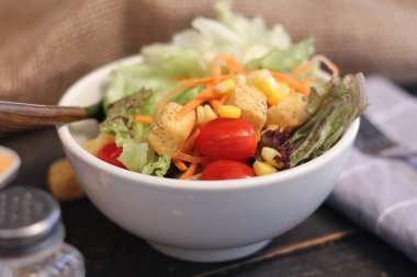 Sezar salatası ve Sezar sosu. Siyah ahşap bir masada.