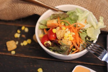 Sezar salatası ve Sezar sosu. Siyah ahşap bir masada.