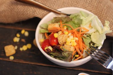 Sezar salatası ve Sezar sosu. Siyah ahşap bir masada.