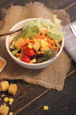 Sezar salatası ve Sezar sosu. Siyah ahşap bir masada.