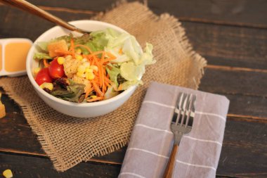 Sezar salatası ve Sezar sosu. Siyah ahşap bir masada.