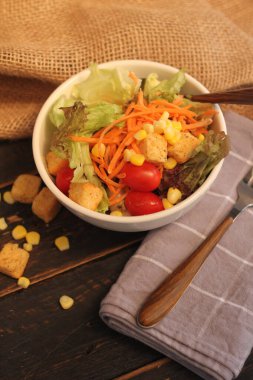 Sezar salatası ve Sezar sosu. Siyah ahşap bir masada.