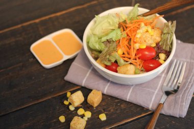 Sezar salatası ve Sezar sosu. Siyah ahşap bir masada.