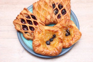 Ahşap bir masada servis edilen kafes reçelli tart..
