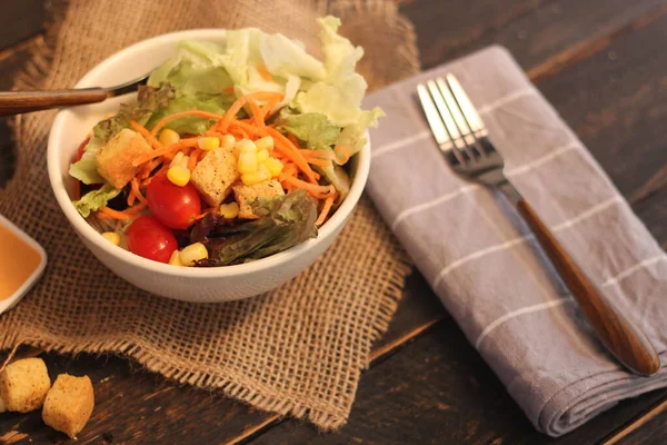 Sezar Salatası Sezar Sosu Siyah Ahşap Bir Masada — Stok fotoğraf